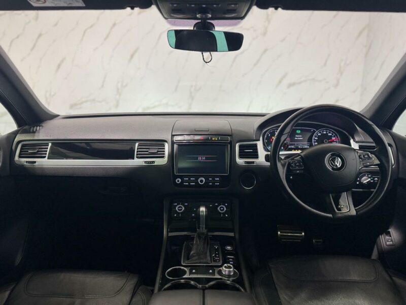 Volkswagen Touareg 3.0 TDI V6 BlueMotion Tech R-Line Plus Tiptronic 4WD Euro 6 (s/s) 5dr - Image 3